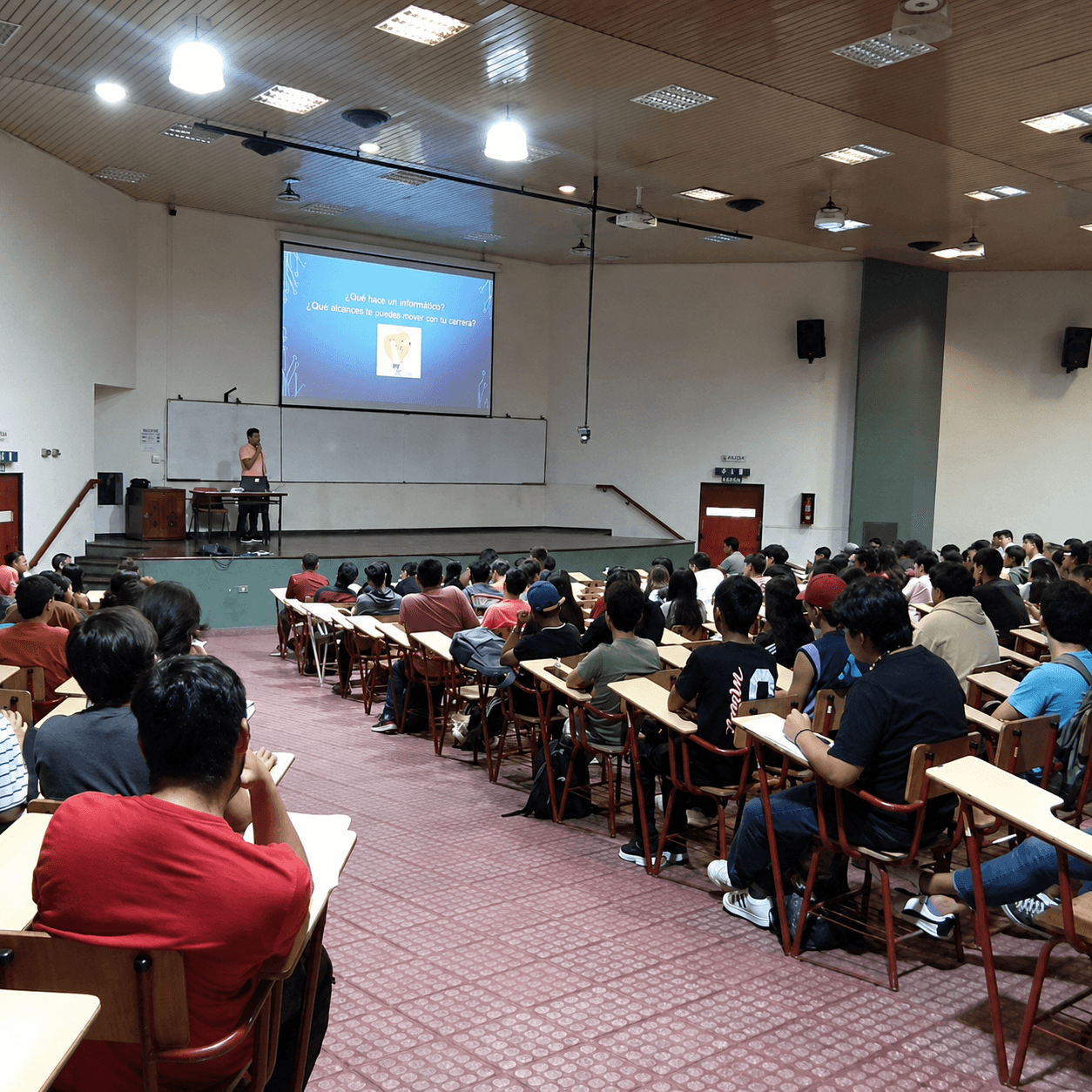 Emanuel Barboza dando una charla