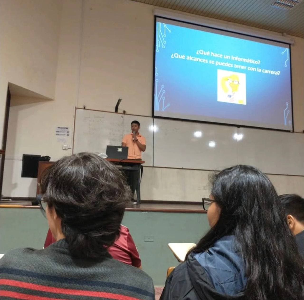 Emanuel Barboza dando una charla en una universidad